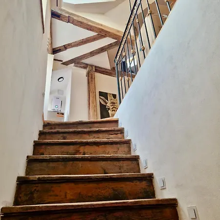 Large-elegant-central-terrace