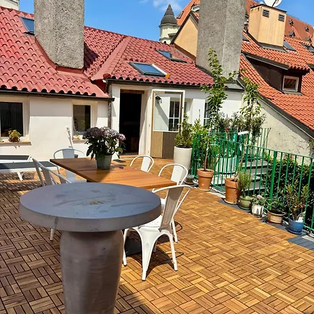 Large-elegant-central-terrace * Prag